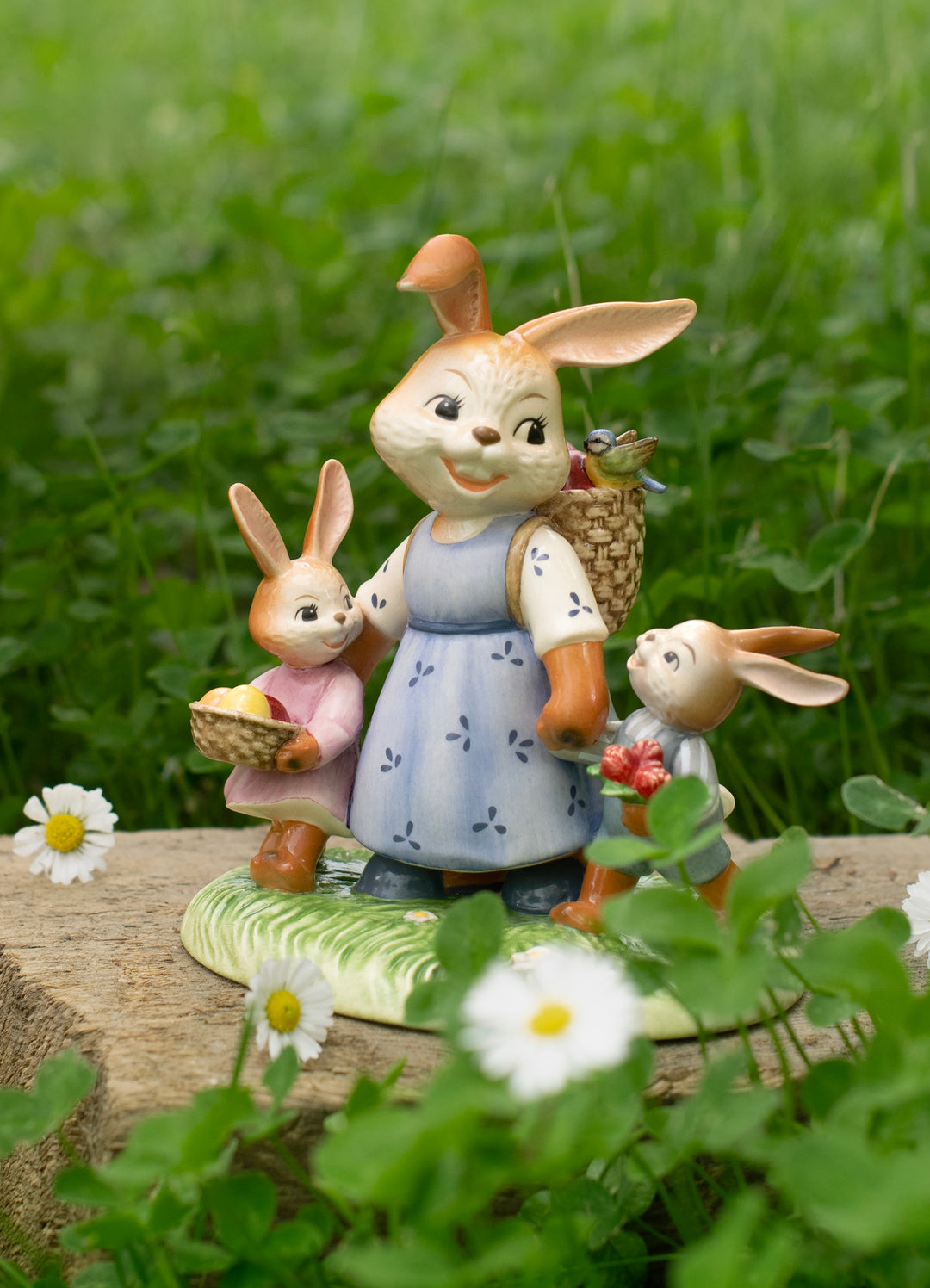 Goebel On Easter Sunday 14.5 cm - Limited edition Easter figurine made of stoneware