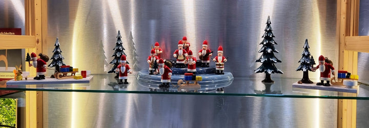 GAH-31410 - Gahlenz - Santa Claus with staff in the right hand - 8cm