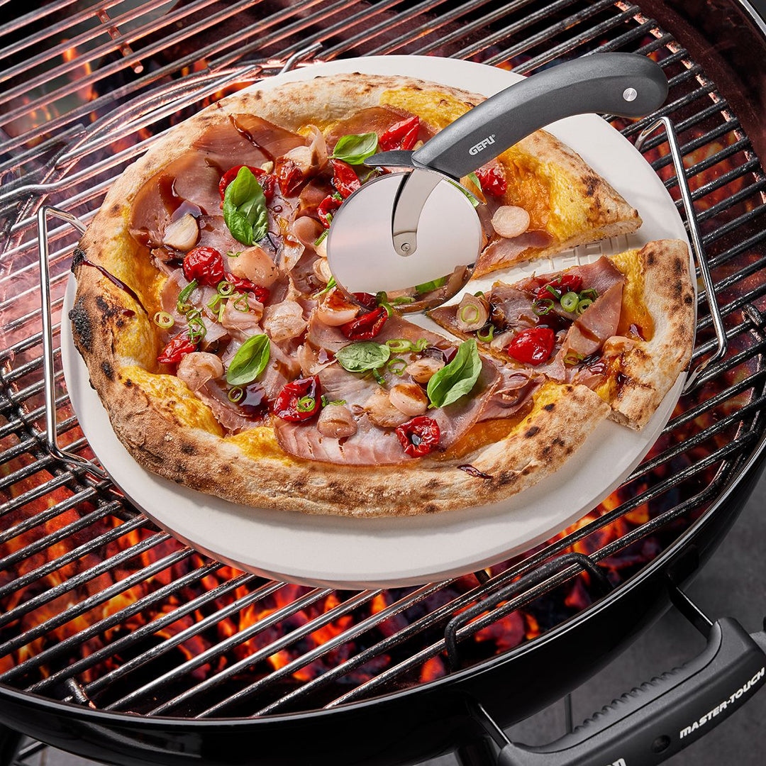 GEF - 14420 - Gefu, Pizzastein mit Gestell + Pizzaschneider Darioso, rund D