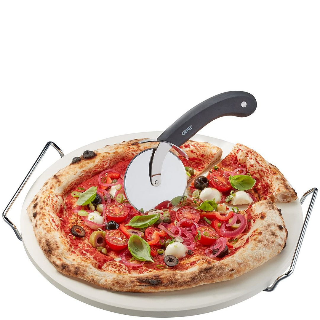 GEF - 14420 - Gefu, Pizzastein mit Gestell + Pizzaschneider Darioso, rund D