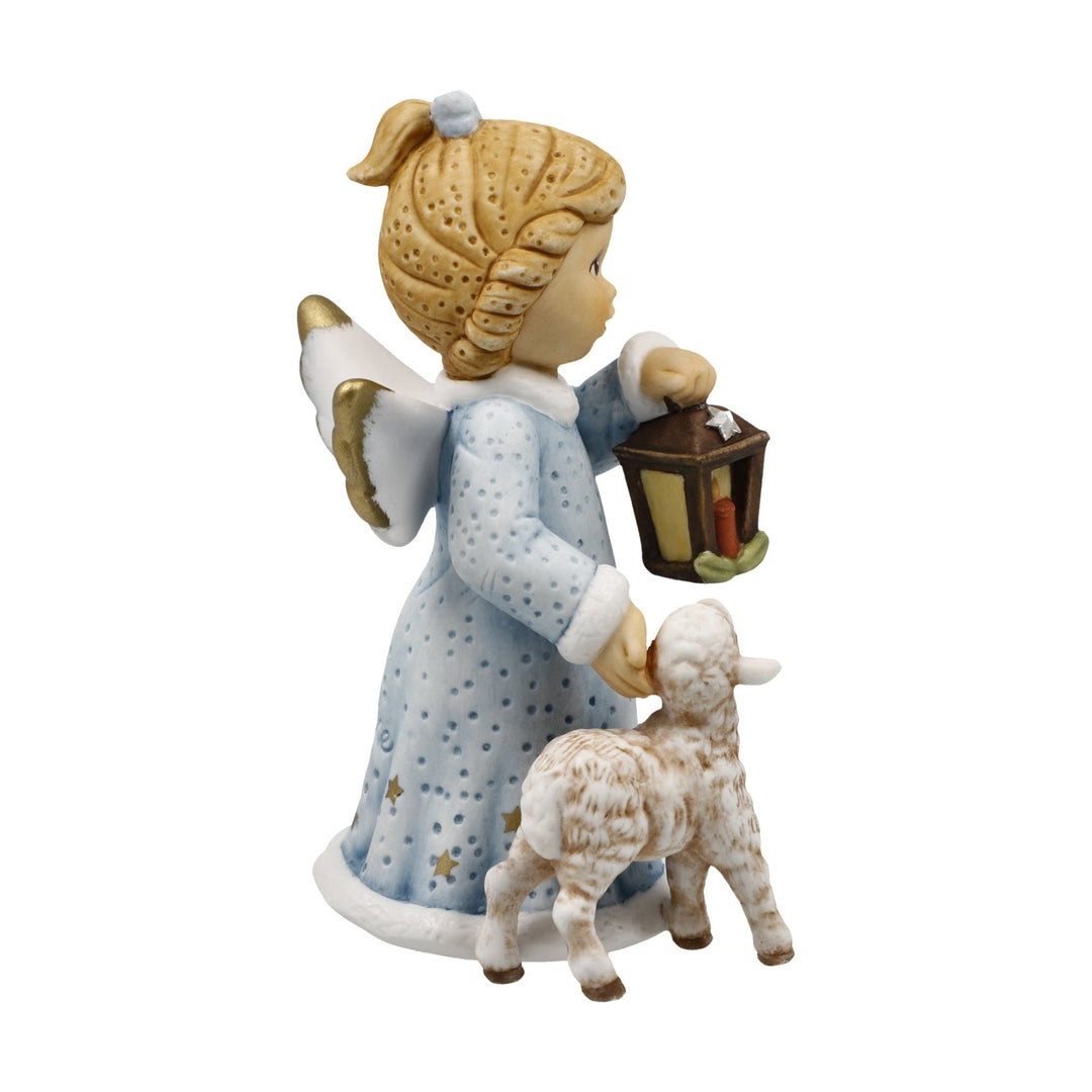 11751181 - Goebel Nina &amp; Marco Winterengelchen Heller Schein im Krippenstall 2025