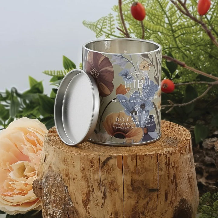 IB - E - IBW - WSN - TIN - Irish Botanicals - Wildrose und Brennnessel Duft Kerze - Wild Rose and Stinging Nettle Tin Candle