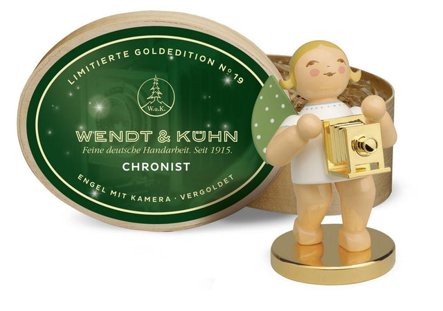 WUK-650/302/LE-blondeHaare - Wendt & Kühn 'No. 19, Chronist, Engel mit Kamera auf Metallsockel · vergoldet, in Spanschachtel' Neuheit 2026