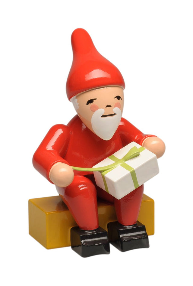 WUK - 5243/22 - Wendt & Kühn 'Heinzelmännchen mit Geschenk - 6cm'