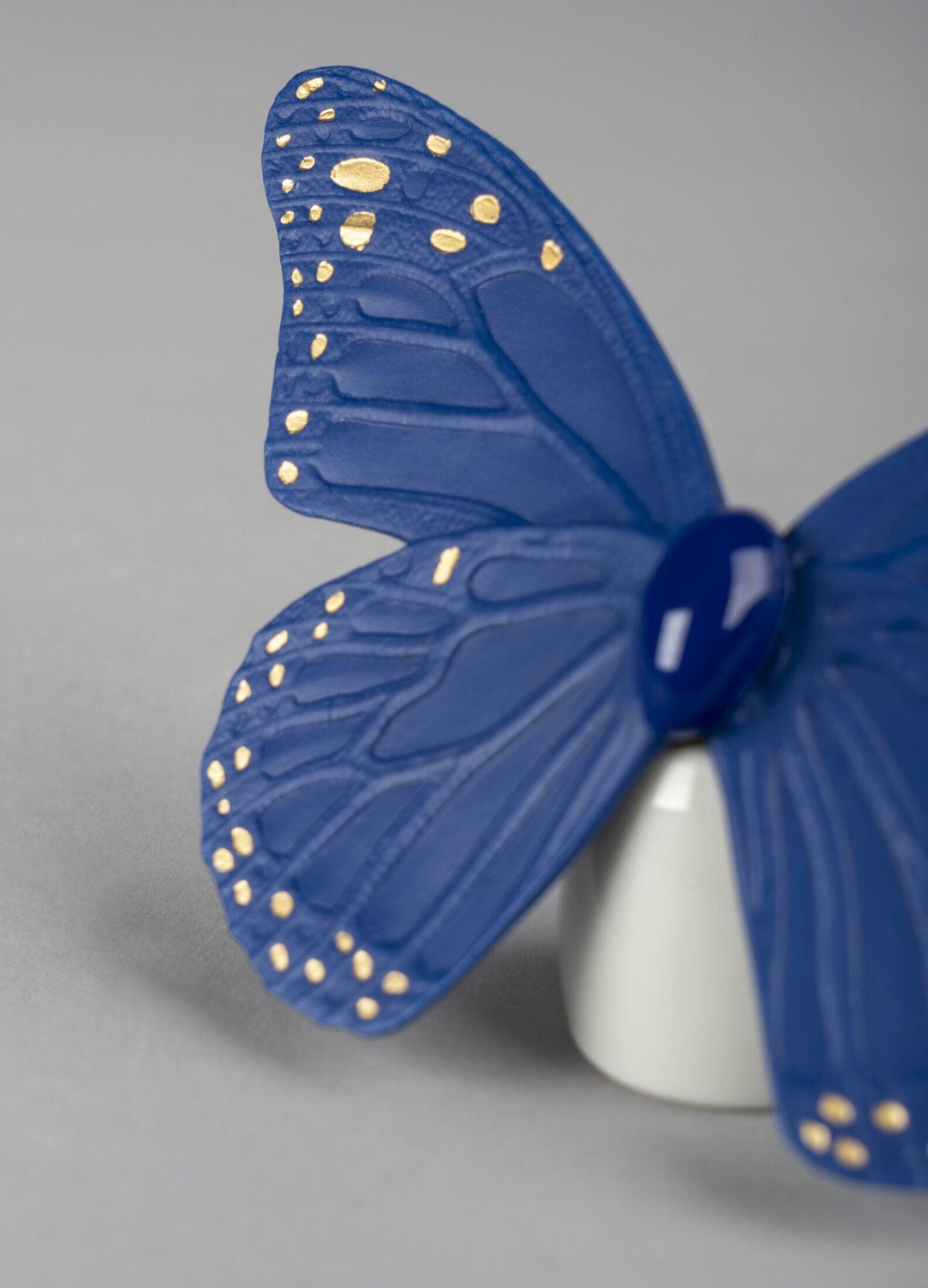 010 - 09452 - LLADRO® Figur Tiere »Schmetterlingsfigur. Goldglanz &amp; blau - 9x14cm« 01009452