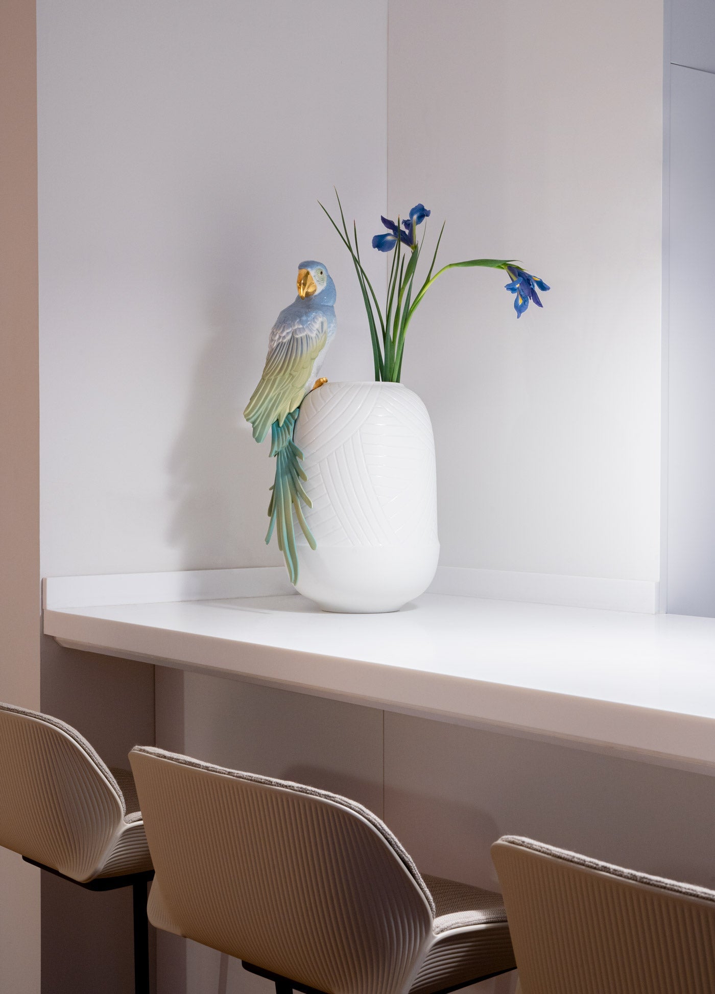 010 - 09540 - LLADRO® - 'Macaw bird vase' 2021 01009540